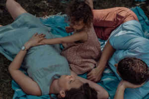 Schwangere Frau mit Tochter und Mann auf Picknickdecke entstanden bei Familienfotoshooting in Basel