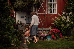 Mutter mit Kleinkind Foto entstanden bei Familienfotoshooting mit Picknick im Garten Freiburg