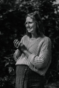 Schwarz Weiß Foto schwangere Frau Foto entstanden bei Schwangerschaftsfotoshooting Freiburg