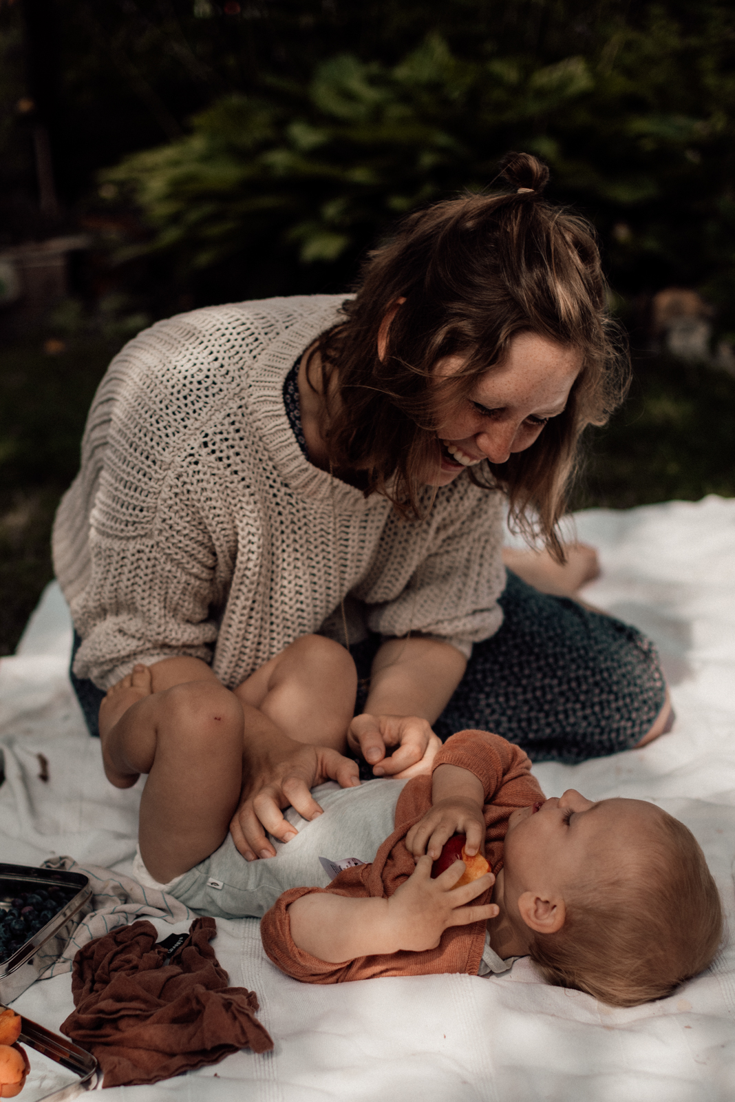 Mutter und Tochter auf Picknickdecke im Garten, Fotograf in basel