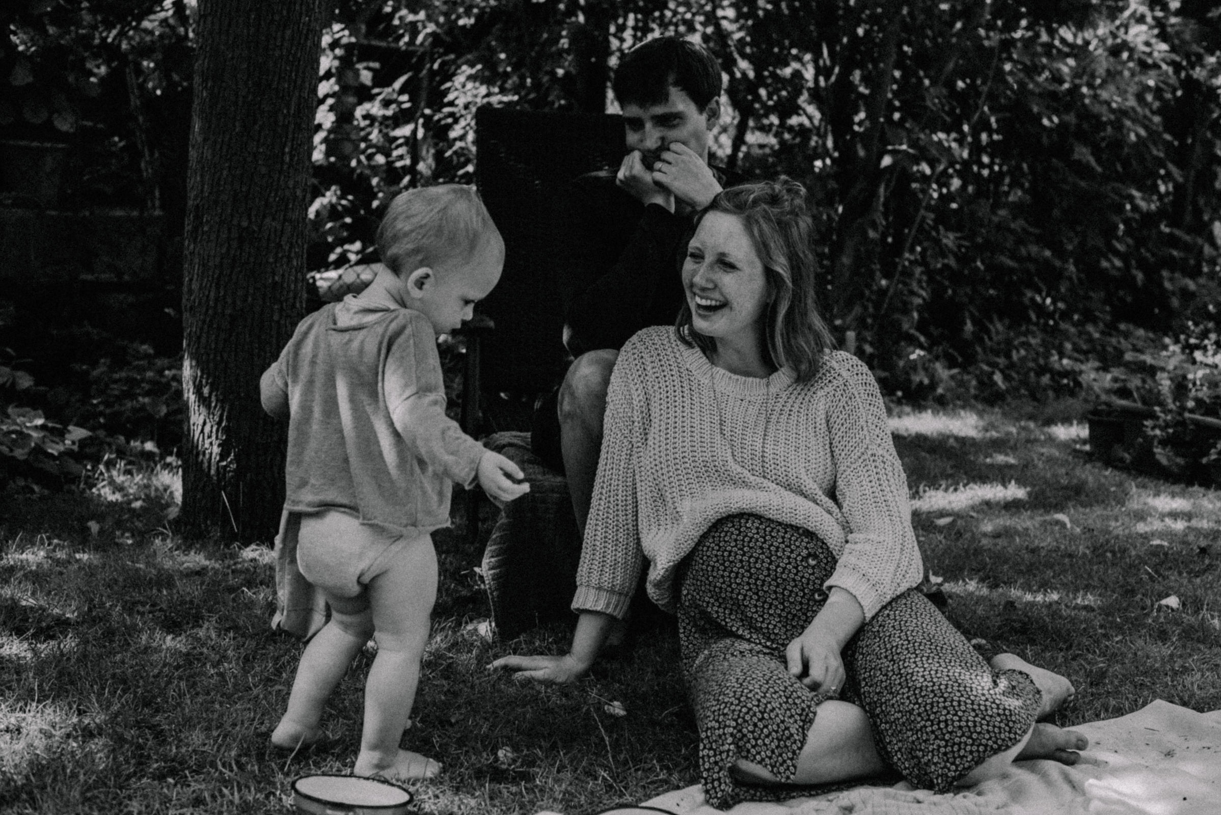 Natürliches Familienportrait mit Babybauch, Fotograf in basel