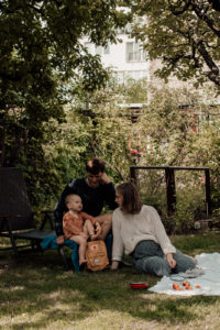 Familienfoto bei Picknick im Garten entstanden bei einem Familienfotoshooting Freiburg