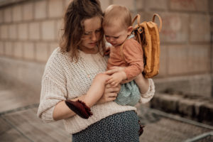 Schwangere Mutter tröstet ihr Kleinkind Foto entstanden bei einem Familienfotoshooting Freiburg