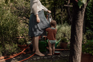 Babybauch mit Geschwisterkind im Garten entstanden bei einem Familienfotoshooting Freiburg, Fotografin Freiburg Marcia Friese