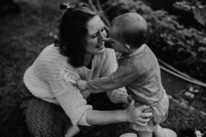 Schwarz weiß Foto Mutter mit Kind Foto entstanden bei einem Familienfotoshooting Freiburg