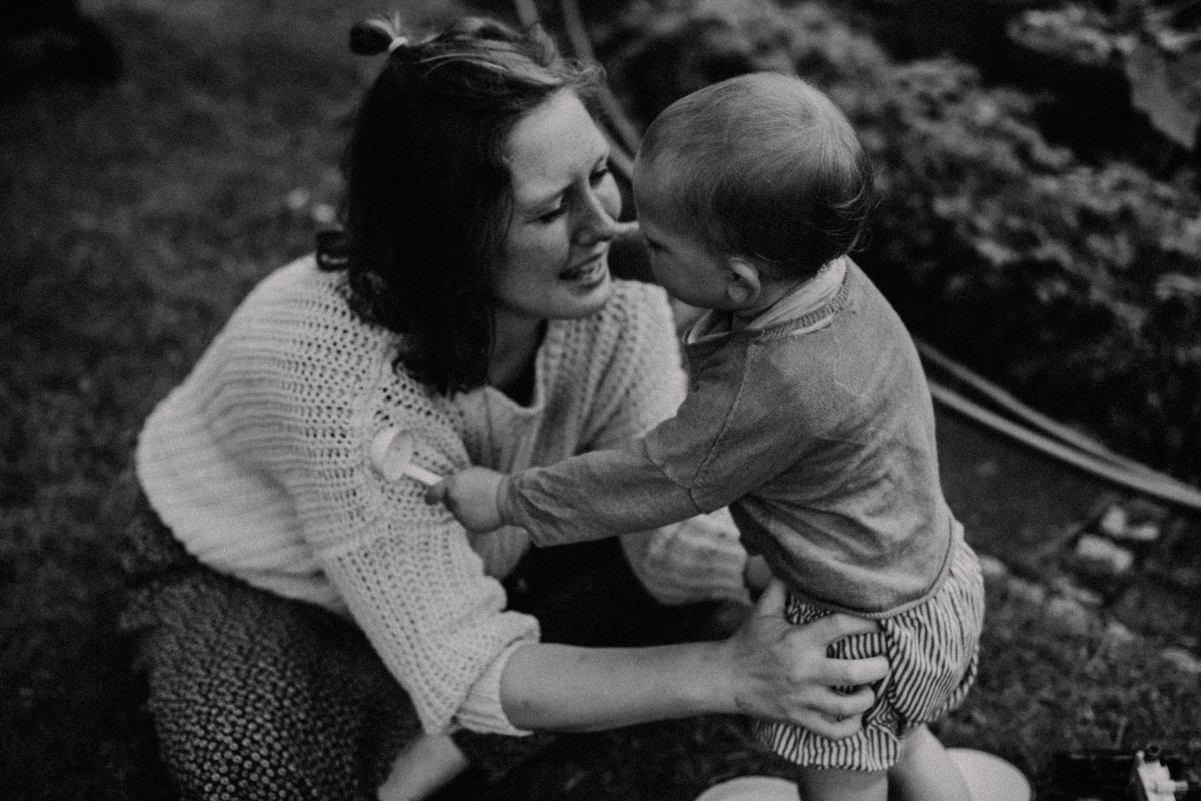 Mutter mit Kleinkind im Garten, Fotograf in basel
