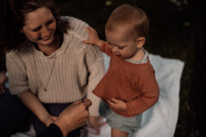 Mutter mit Kleinkind Foto entstanden bei einem Familienfotoshooting Freiburg