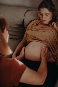 Schwangerschaftsvorsorge und Geburtsvorbereitung der Hebamme mit Geschwisterkind entstanden bei einem Fotoshooting in Müllheim bei Freiburg