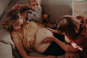 Schwangerschaftsvorsorge der Hebamme mit Geschwisterkind entstanden bei einem Fotoshooting in Müllheim bei Freiburg