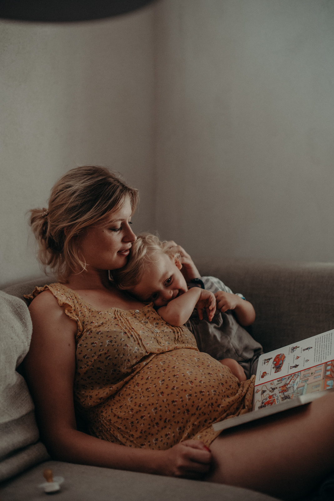 babybauch fotoshooting basel mit Kleinkind beim Vorlesen 