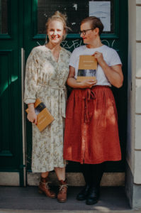 Hebamme Jule Tilgner und Fotografin Marcia Friese mit ihrem Buch Mutter werden