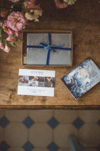 Fotos von Fotoshooting in Fotoverpackung und ein Gutschein für Familienfotoshooting Wochenbettfotoshooting und Geburtsfotografie Freiburg