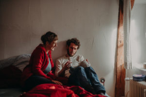Familienfoto mit Neugeborenen im Wochenbett entstanden bei einem Fotoshooting bei Freiburg