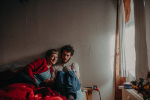 Foto einer Familie mit Neugeborenen im Wochenbett entstanden bei einem Fotoshooting bei Freiburg