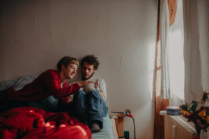 Familienfoto mit Neugeborenen Zuhause im Wochenbett entstanden bei einem Fotoshooting in Müllheim bei Freiburg