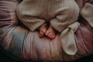 Neugeborenenfoto von Babyfüßen entstanden bei Neugeborenenfotoshooting in Freiburg