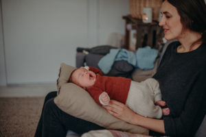 Neugeborenenfoto von gähnendem Baby entstanden bei Neugeborenenfotoshooting in Freiburg