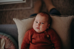 Neugeborenenfoto von Baby mit gestricktem Wollpulli entstanden bei Neugeborenenfotoshooting in Freiburg