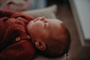 Neugeborenenfoto von schlafendem Baby entstanden bei Babyfotoshooting Zuhause in Freiburg