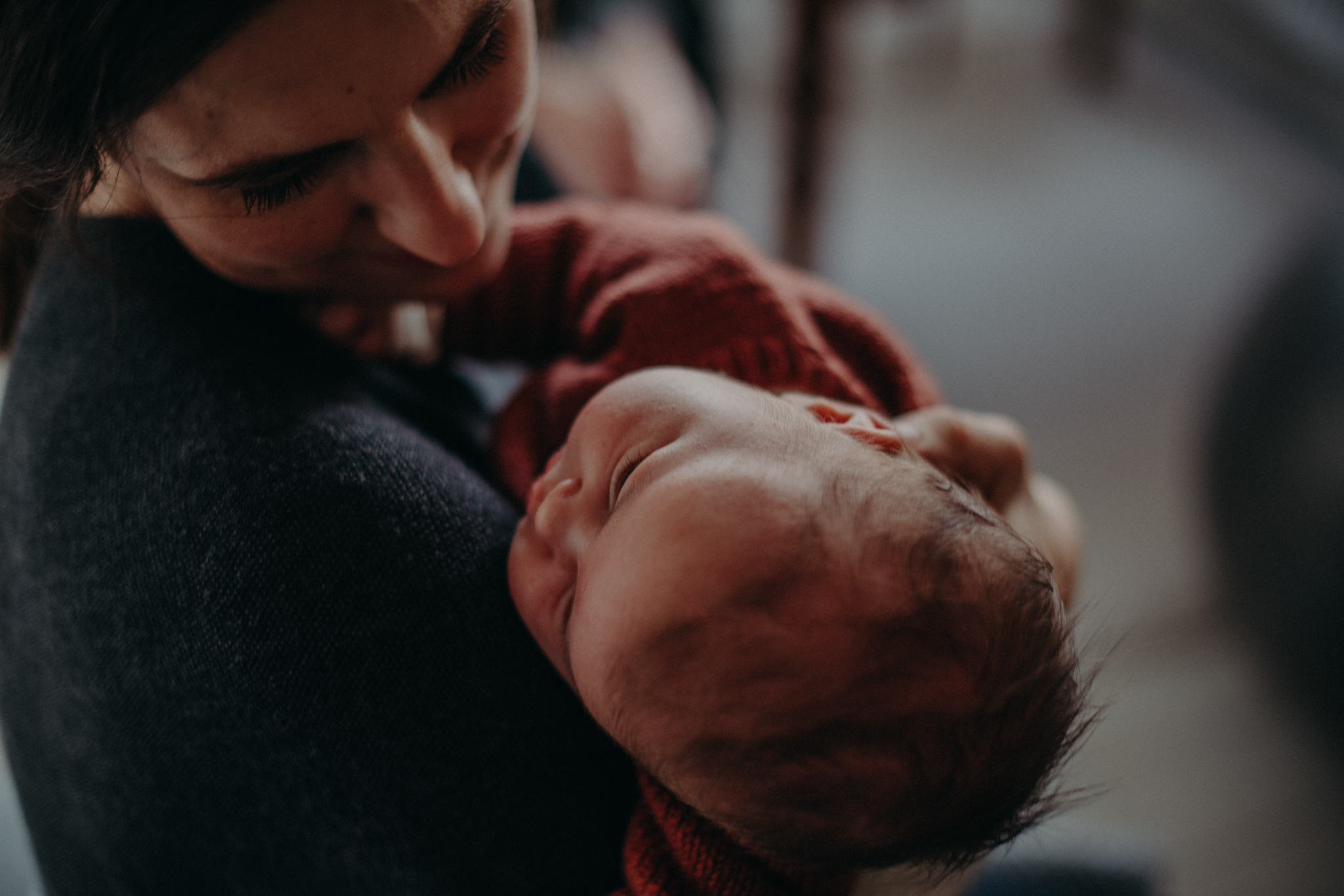 Babyfotografie entspannt zuhause mit Kind und Mama, Fotograf in Basel