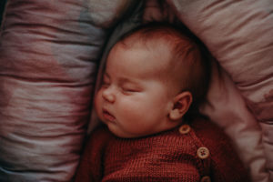 Neugeborenenfoto von schlafendem Baby entstanden bei Neugeborenenfotoshooting in Freiburg
