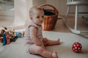 Natürliche Babyfotos und Kinderfotos bei Familienfotoshooting in Basel