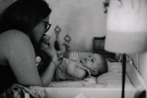 Mutter küsst Baby, Natürliche Babyfotos und Familienfotos bei Familienfotoshooting in Freiburg