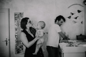 Natürliche Babyfotos und Familienfotos bei Familienfotoshooting in Freiburg, schwarz weiß Fotografie