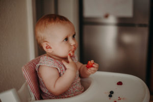 Baby led weaning, Kleinkind isst Beeren, Natürliche Babyfotos und Familienfotos bei Familienfotoshooting in Freiburg