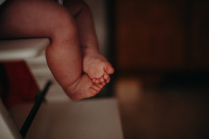 Babyfüße,Natürliche Babyfotos und Familienfotos bei Familienfotoshooting in Freiburg