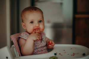 Baby isst Erdbeeren, Natürliche Babyfotos und Familienfotos bei Familienfotoshooting in Freiburg