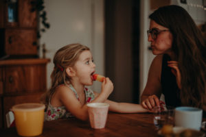 Mutter mit Tochter beim Eis essen, Natürliche Kinderfotos und Familienfotos entstanden bei Familienfotoshooting in Freiburg