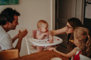 Baby isst Beeren, Natürliche Babyfotos und Familienfotos bei Familienfotoshooting in Freiburg