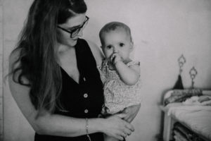 Mutter mit Kind auf dem Arm, natürliches Familienfoto entstanden bei Familienfotoshooting in Freiburg