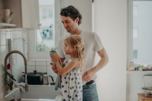 Vater und Tochter am Waschbecken, natürliches Familienfoto entstanden bei Familienfotoshooting in Freiburg