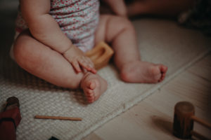 Foto von Kinderfüße von Natürliche Babyfotos und Familienfotos bei Familienfotoshooting in Basel