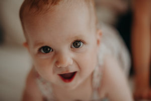 Babyfoto und natürliches Familienfoto entstanden bei Familienfotoshooting in Freiburg