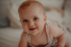 Natürliches Babyfoto entstanden bei Familienfotoshooting in Freiburg