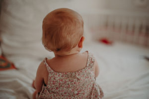Künstlerisches Babyfoto von Babyhaaren entstanden bei Familienfotoshooting in Freiburg