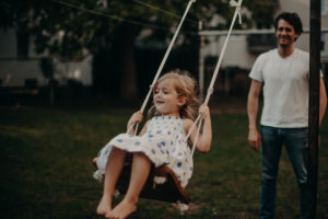 Kind auf Schaukel, natürliches Kinderfoto entstanden bei Familienfotoshooting in Freiburg