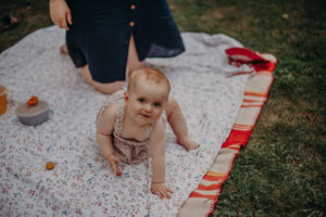 Baby krabbelt auf Picknickdecke, entstanden bei Familienfotoshooting in Freiburg