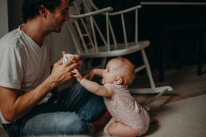 Natürliche Babyfotos und Familienfotos bei Familienfotoshooting in Freiburg