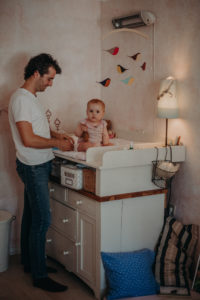 Natürliche Babyfotos und Familienfotos bei Familienfotoshooting in Freiburg