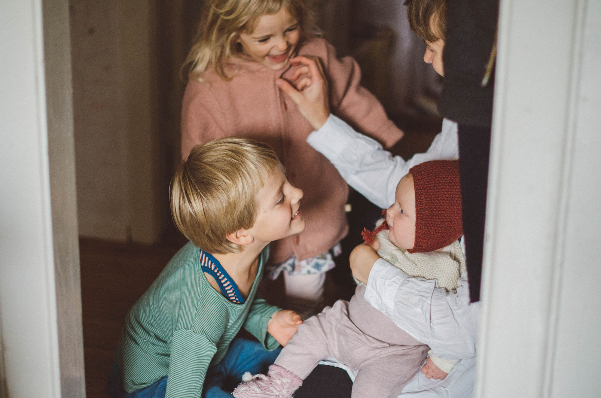 Mutter mit drei Kindern Zuhause, Fotograf in Basel