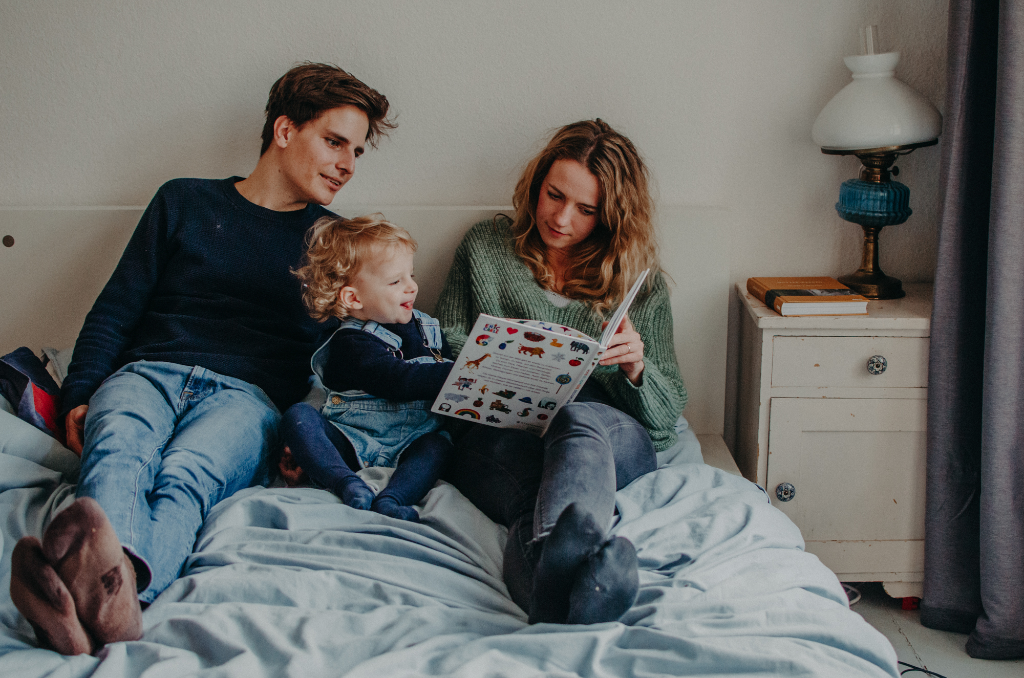 Familie beim Vorlesen im Bett, Fotograf in Basel