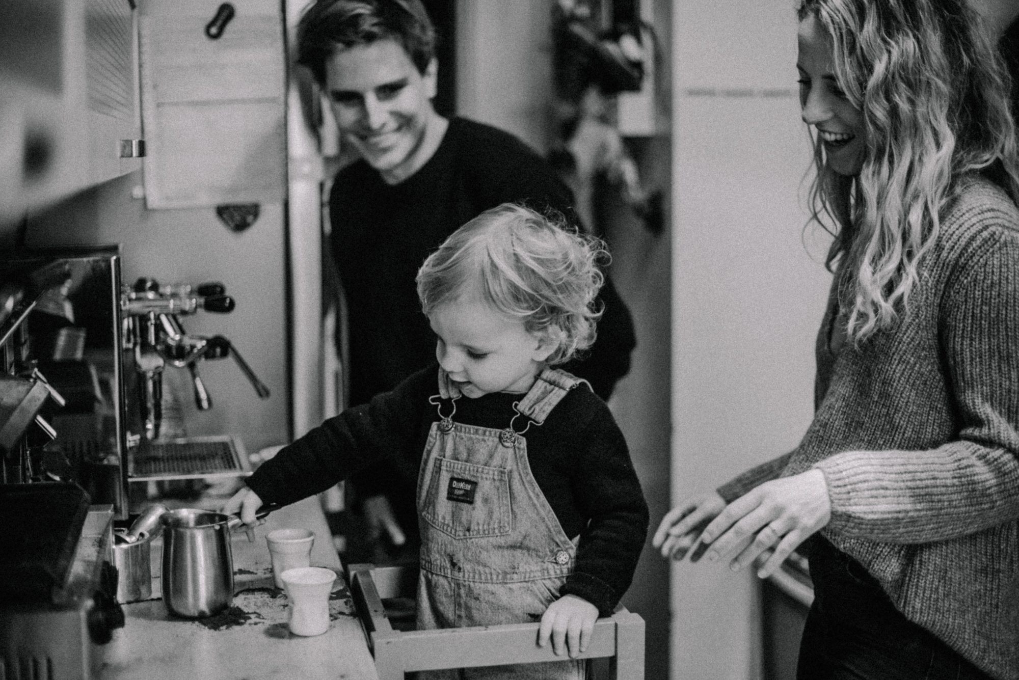 Natürliches Familienfoto beim Kaffee zubereiten in der Küche, Fotograf in Basel