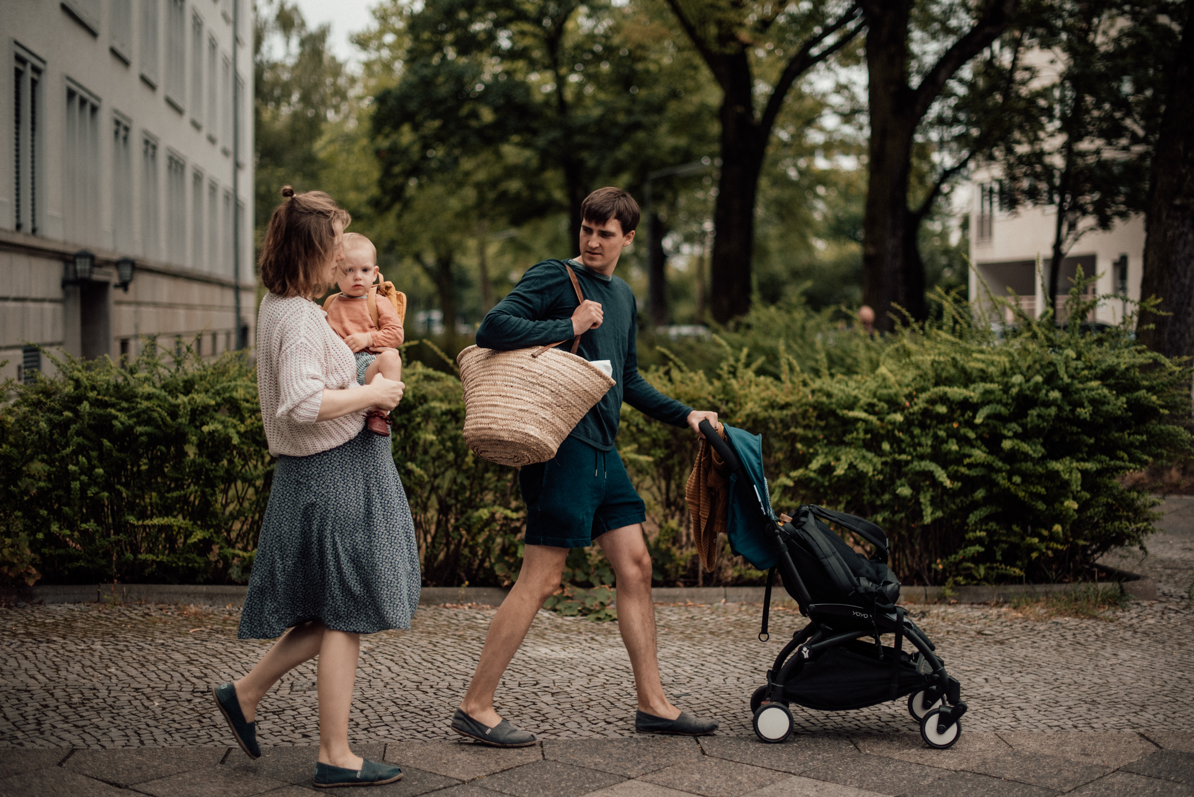 Familie mit Kleinkind beim Spaziergang, Fotograf in Basel