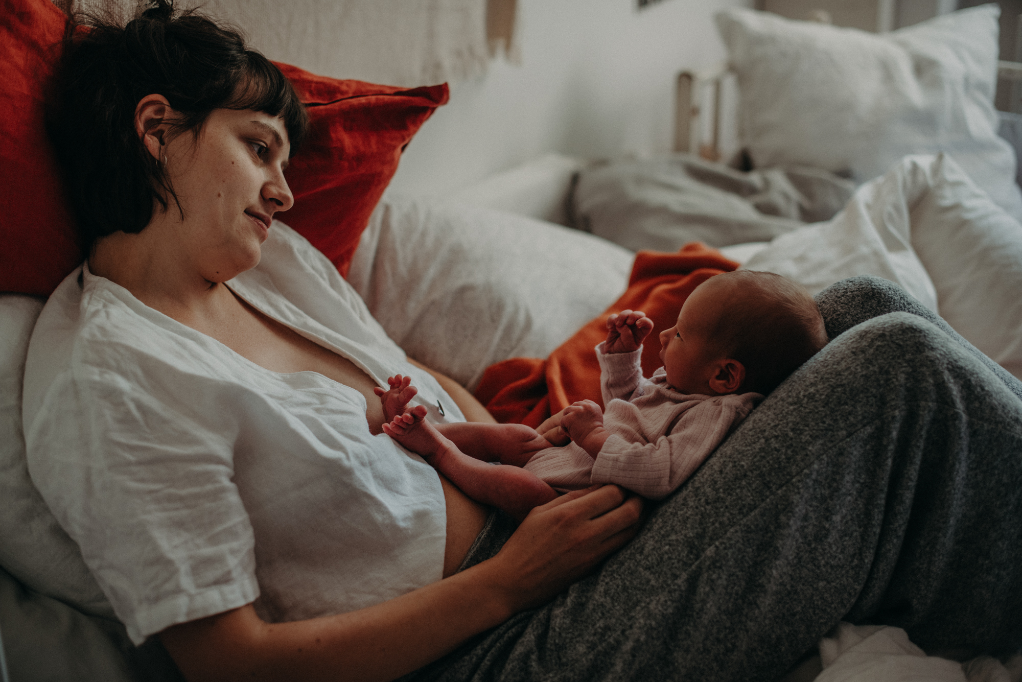 Mutter mit Neugeborenen im Wochenbett, Blogpost Babyfotoshooting selber machen, fotograf in basel