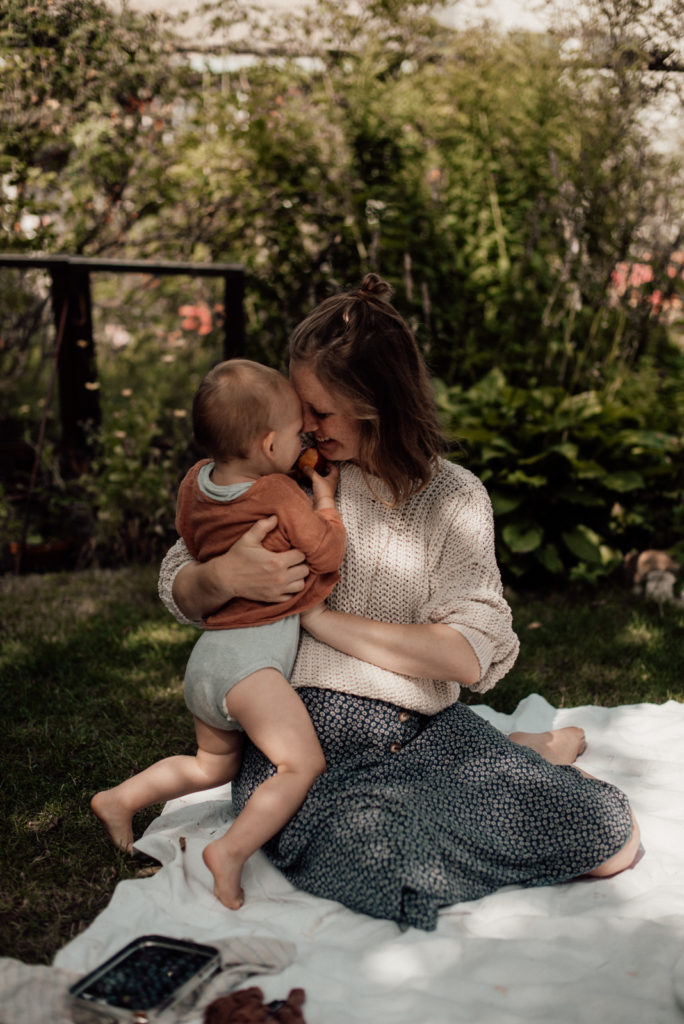 Mutter Kopf an Kopf mit Kleinkind Foto entstanden bei Familienfotoshooting mit Picknick im Garten Freiburg