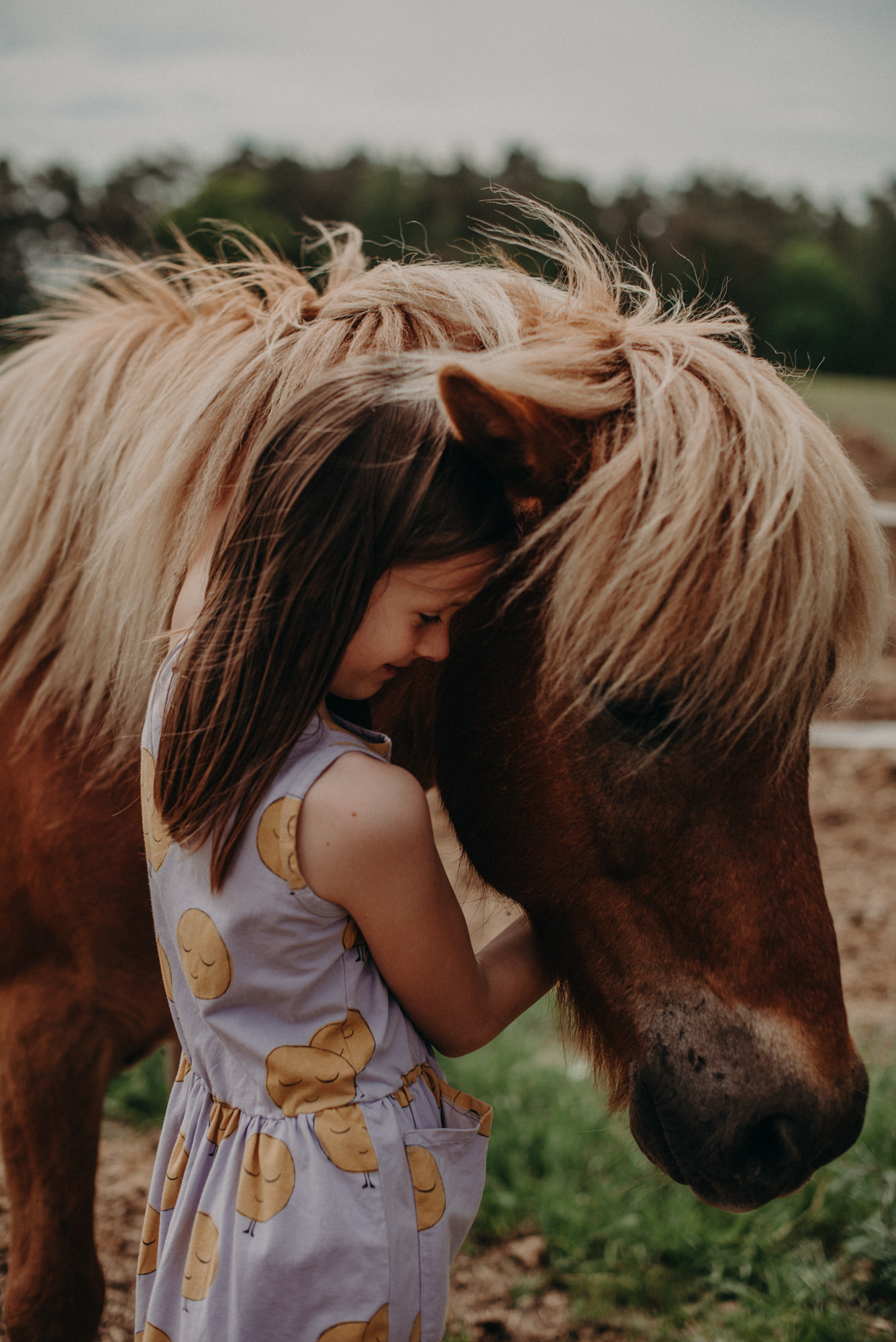 Fotoshooting Ideen für Familienfotos im Freien, Mädchen mit Pony